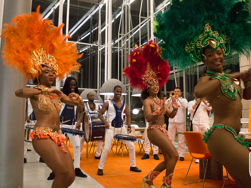 DalDuro Brassband en Braziliaanse danseressen